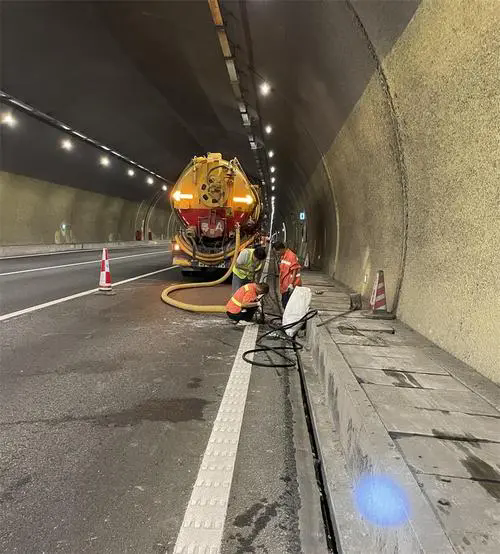 洛宁隧道排水渠清淤